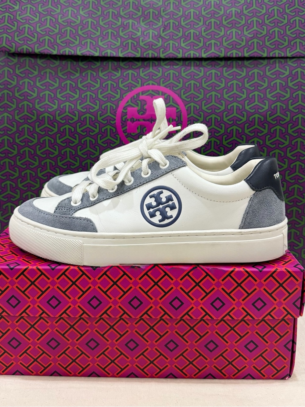 Tory Burch Signature T logo sneakers
color block size 6